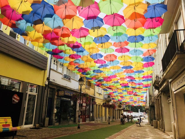 Os guarda chuvas coloridos de Águeda em Portugal Umbrella Sky Project